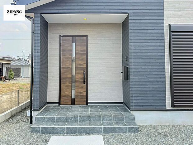 【断熱玄関ドア】断熱性能にとって開口部の玄関はとても大事です。雨にぬれずに郵便物をとることができるポスト、テレビカメラ付きのインターホンがあります.