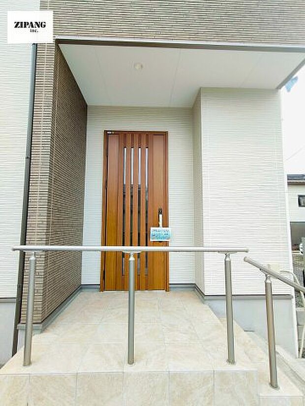 【断熱玄関ドア】断熱性能にとって開口部の玄関はとても大事です。玄関先にはポスト、テレビカメラ付きのインターホンがあります。