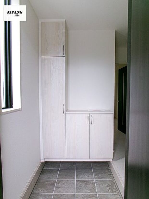 【玄関】明るくすっきりした玄関が家族を迎えてくれます。玄関タイルはお掃除しやすく清潔を保てます♪