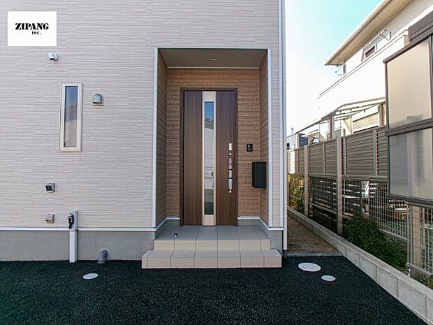 【断熱玄関ドア】断熱性能にとって開口部の玄関はとても大事です。雨にぬれずに郵便物をとることができるポスト、テレビカメラ付きのインターホンがあります。