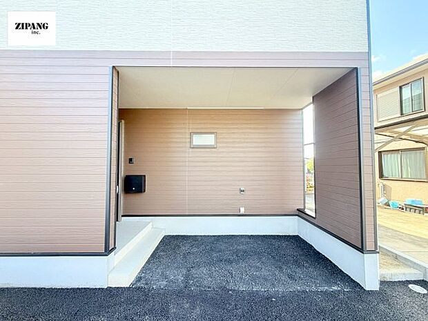 【ガレージ】雨にぬれずに荷物を出し入れできるガレージがあります。自転車やバイクを置くにも大変便利です。