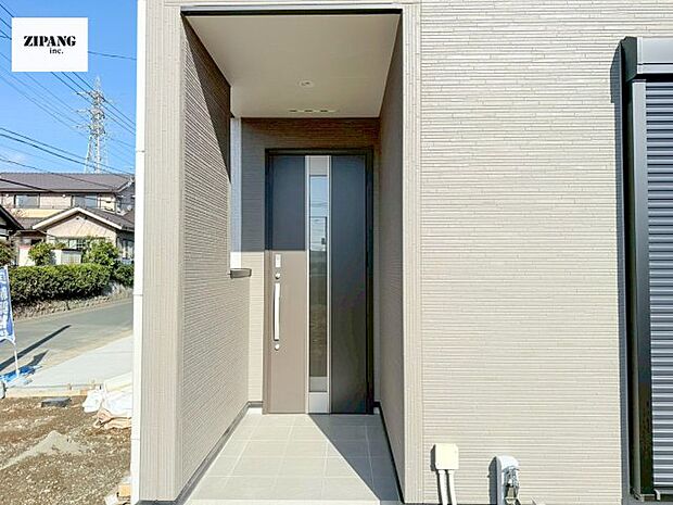 【断熱玄関ドア】断熱性能にとって開口部の玄関はとても大事です。玄関先にはポスト、宅配BOX、テレビカメラ付きのインターホンがあります。