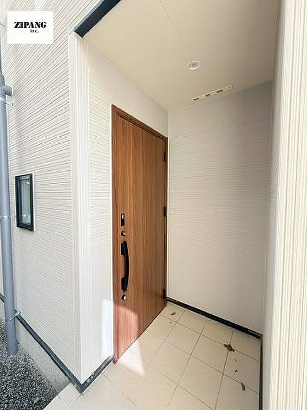 【断熱玄関ドア】断熱性能にとって開口部の玄関はとても大事です。玄関先にはポスト、宅配BOX、テレビカメラ付きのインターホンがあります。