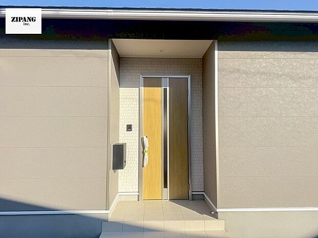 【断熱玄関ドア】断熱性能にとって開口部の玄関はとても大事です。雨にぬれずに郵便物をとることができるポスト、テレビカメラ付きのインターホンがあります。