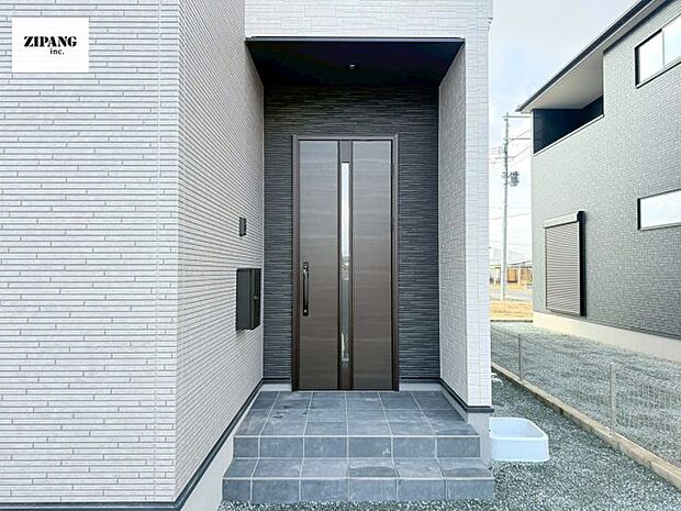 【断熱玄関ドア】断熱性能にとって開口部の玄関はとても大事です。玄関先にはポスト、テレビカメラ付きのインターホンがあります。