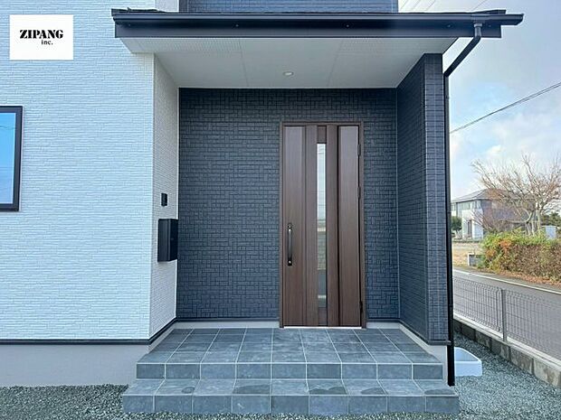 【断熱玄関ドア】断熱性能にとって開口部の玄関はとても大事です。玄関先にはポスト、テレビカメラ付きのインターホンがあります。