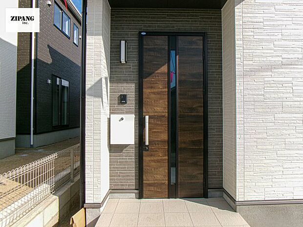 【断熱玄関ドア】断熱性能にとって開口部の玄関はとても大事です。雨にぬれずに郵便物をとることができるポスト、テレビカメラ付きのインターホンがあります。