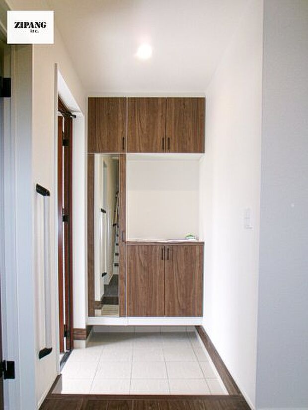 【玄関】あたたかみがあり高級感のある収納です。収納扉はミラー付きなのでお出かけ前に便利です。