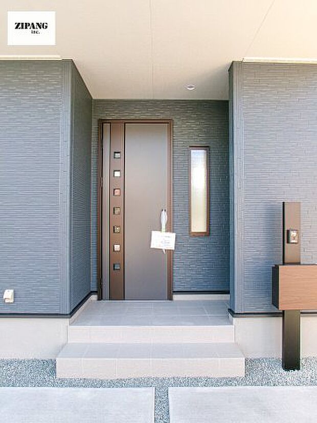 【断熱玄関ドア】断熱性能にとって開口部の玄関はとても大事です。玄関先にはポスト、テレビカメラ付きのインターホンがあります。 