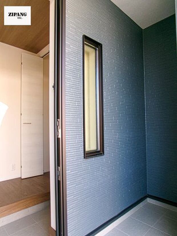 【玄関】採光窓もあり、奥行のあるスペースがゆとりの空間を生みます。