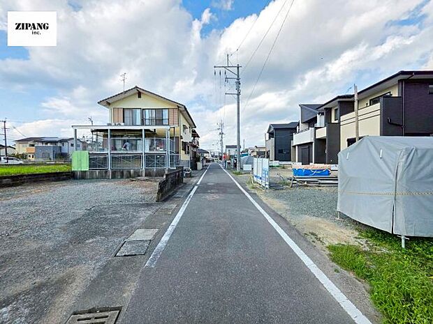 【前面道路写真】前面道路は少し狭いですが、交通量は少なめですのでゆっくりと駐車することができます。 