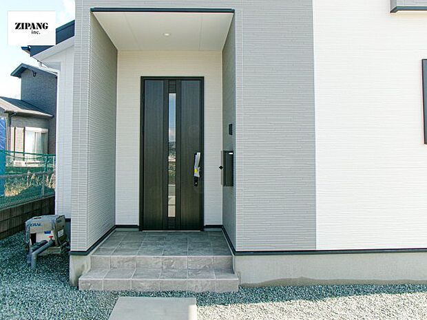 【断熱玄関ドア】断熱性能にとって開口部の玄関はとても大事です。玄関先にはポスト、テレビカメラ付きのインターホンがあります。