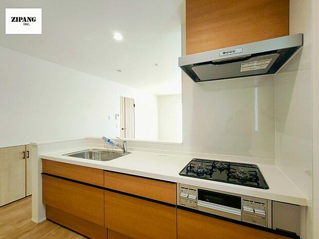 【キッチン】【キッチン】お子さまや家族と距離感近く料理が可能な対面式のシステムキッチンです。3口コンロのキッチンでお料理のレパートリーが増えそうです♪