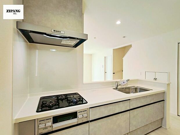 【キッチン】【キッチン】お子さまや家族と距離感近く料理が可能な対面式のシステムキッチンです。3口コンロのキッチンでお料理のレパートリーが増えそうです♪