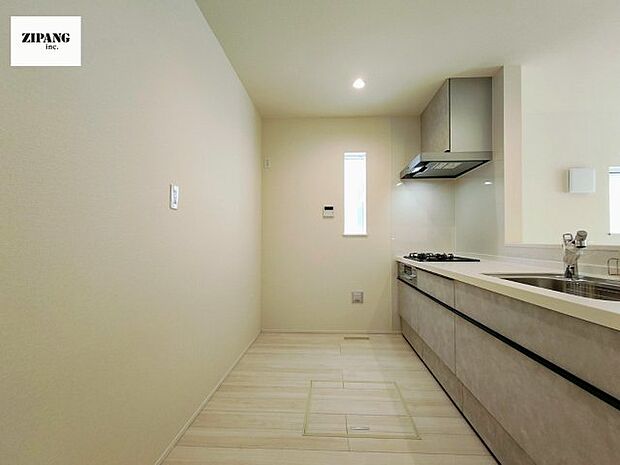 【キッチン】【キッチン】お子さまや家族と距離感近く料理が可能な対面式のシステムキッチンです。3口コンロのキッチンでお料理のレパートリーが増えそうです♪