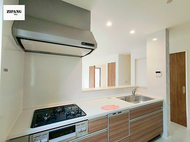 【キッチン】【キッチン】お子さまや家族と距離感近く料理が可能な対面式のシステムキッチンです。3口コンロのキッチンでお料理のレパートリーが増えそうです♪