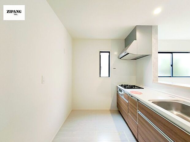 【キッチン】【キッチン】お子さまや家族と距離感近く料理が可能な対面式のシステムキッチンです。3口コンロのキッチンでお料理のレパートリーが増えそうです♪