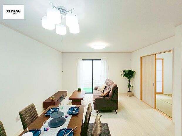 【居間・リビング】【リビング】キッチンと一体になったリビングはひろびろとしたくつろぎ空間を実現しています。モデル家具設置中!家具配置の参考になります♪