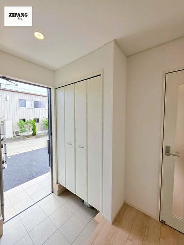 【玄関】【玄関】明るい玄関。大容量の収納スペースはうれしいですね。