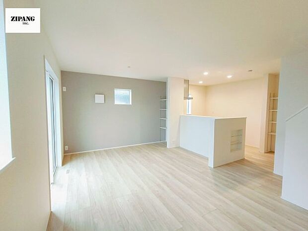 【居間・リビング】【リビング】キッチンと一体になったリビングはひろびろとしたくつろぎ空間を実現しています。