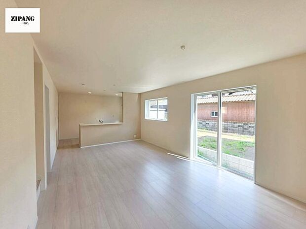 【居間・リビング】【リビング】キッチンと一体になったリビングはひろびろとしたくつろぎ空間を実現しています。