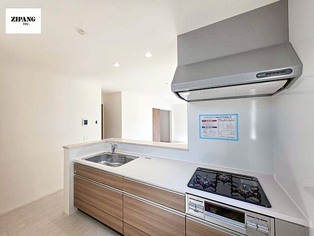 【キッチン】【キッチン】お子さまや家族と距離感近く料理が可能な対面式のシステムキッチンです。3口コンロのキッチンでお料理のレパートリーが増えそうです♪