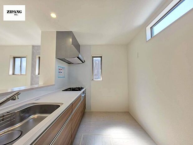 【キッチン】【キッチン】お子さまや家族と距離感近く料理が可能な対面式のシステムキッチンです。3口コンロのキッチンでお料理のレパートリーが増えそうです♪