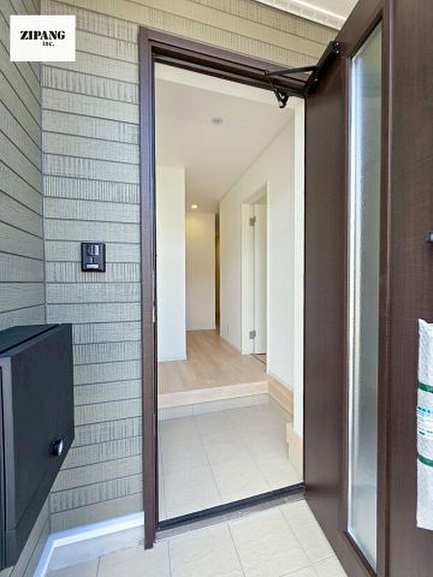 【玄関】【玄関】明るくすっきりした玄関が家族やお客さまを迎えてくれます。玄関タイルはお掃除しやすく清潔を保てます♪ 