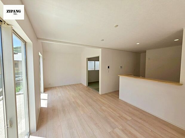 【居間・リビング】【リビング】キッチンと一体になったリビングはひろびろとしたくつろぎ空間を実現しています。 