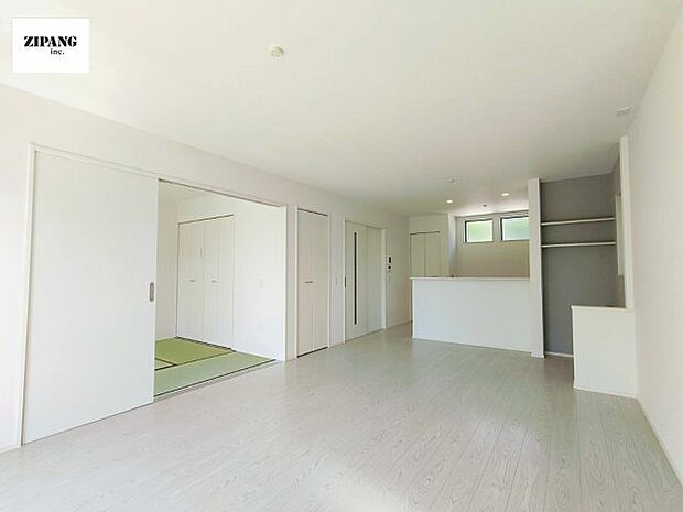 【居間・リビング】【リビング】リビングの一角にあるアクセントクロスをあしらったスタディスペースは、子どもさんのお勉強やちょっとした家事、PC仕事など便利にお使いいただけます♪