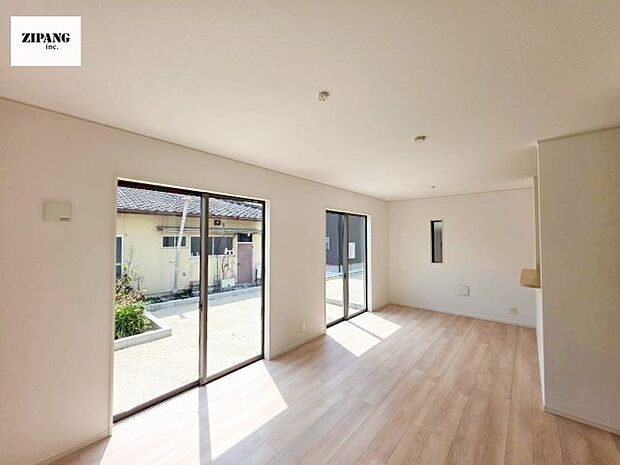 【居間・リビング】【リビング】キッチンと一体になったリビングはひろびろとしたくつろぎ空間を実現しています。 