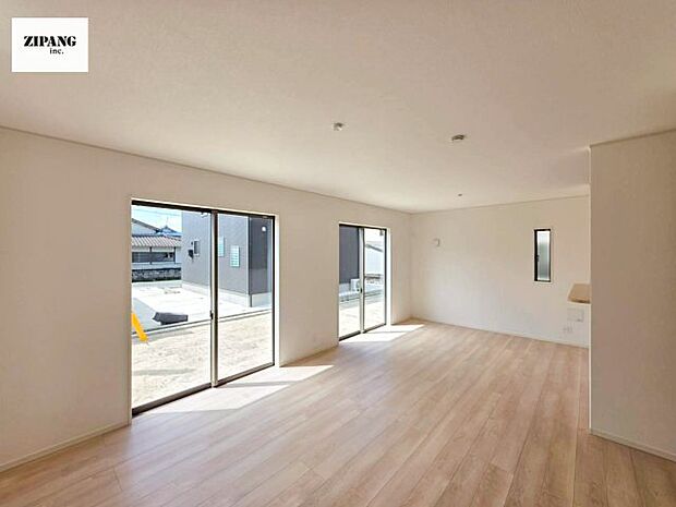 【居間・リビング】【リビング】キッチンと一体になったリビングはひろびろとしたくつろぎ空間を実現しています。 