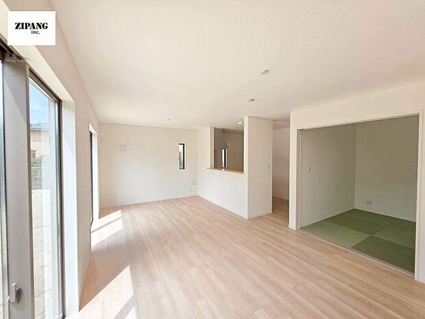 【居間・リビング】【リビング】キッチンと一体になったリビングはひろびろとしたくつろぎ空間を実現しています。 