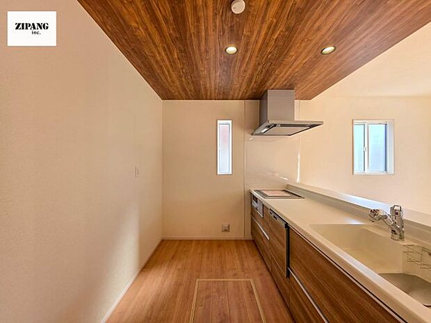 【キッチン】【キッチン】お子さまや家族と距離感近く料理が可能な対面式のシステムキッチンです。IHの3つ口コンロでお料理のレパートリーが増えそうです。