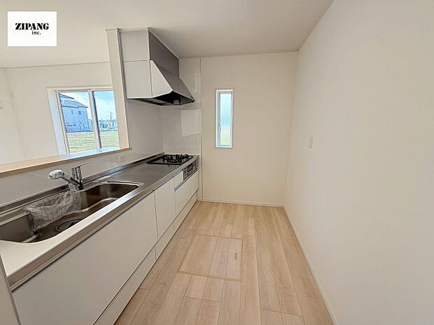 【キッチン】【キッチン】お子さまや家族と距離感近く料理が可能な対面式のシステムキッチンです。3口コンロのキッチンでお料理のレパートリーが増えそうです♪