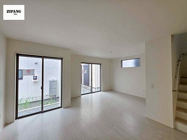 【居間・リビング】【リビング】キッチンと一体になったリビングはひろびろとしたくつろぎ空間を実現しています。