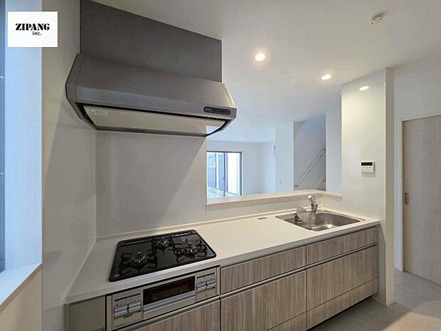 【キッチン】【キッチン】お子さまや家族と距離感近く料理が可能な対面式のシステムキッチンです。IHの3つ口コンロでお料理のレパートリーが増えそうです。