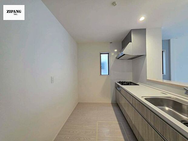 【キッチン】【キッチン】お子さまや家族と距離感近く料理が可能な対面式のシステムキッチンです。IHの3つ口コンロでお料理のレパートリーが増えそうです。