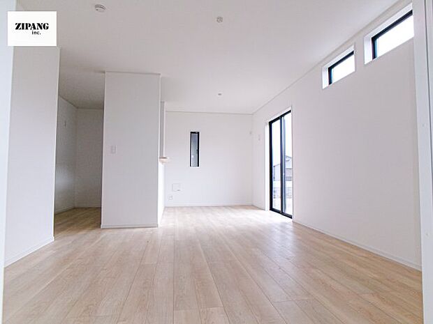 【居間・リビング】【リビング】キッチンと一体になったリビングはひろびろとしたくつろぎ空間を実現しています。 