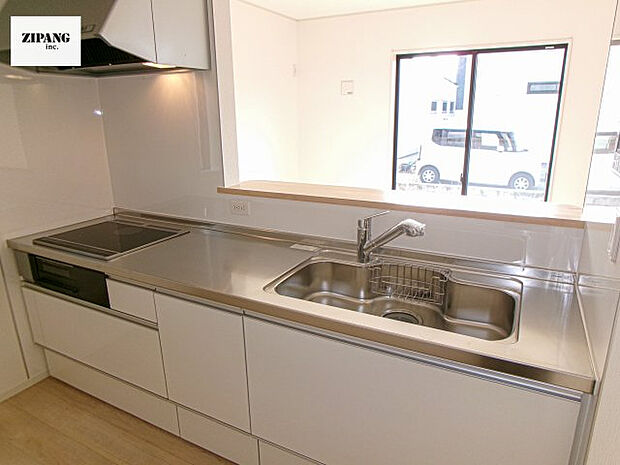 【キッチン】【キッチン】お子さまや家族と距離感近く料理が可能な対面式のシステムキッチンです。IHの3つ口コンロでお料理のレパートリーが増えそうです。 