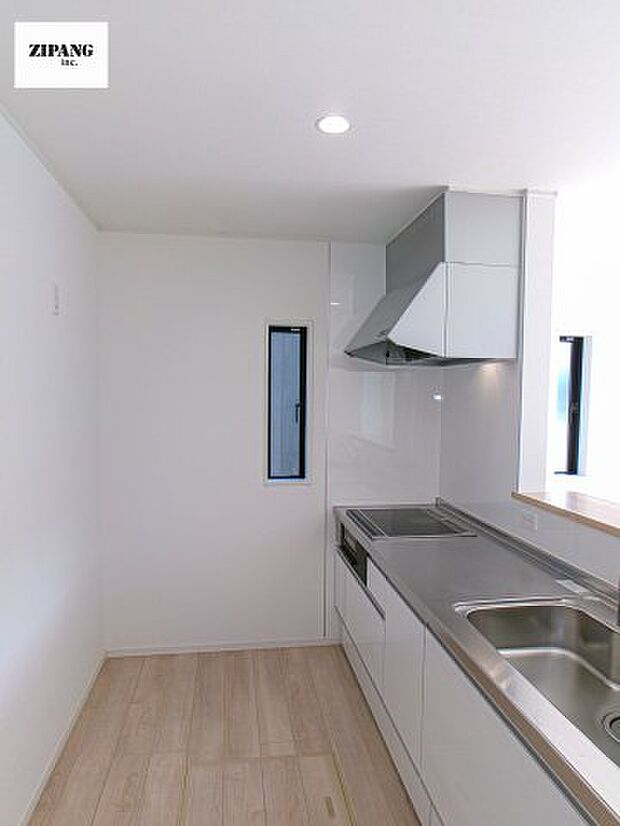 【キッチン】【キッチン】お子さまや家族と距離感近く料理が可能な対面式のシステムキッチンです。IHの3つ口コンロでお料理のレパートリーが増えそうです。 