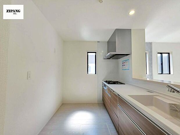 【キッチン】【キッチン】お子さまや家族と距離感近く料理が可能な対面式のシステムキッチンです。IHの3つ口コンロでお料理のレパートリーが増えそうです。