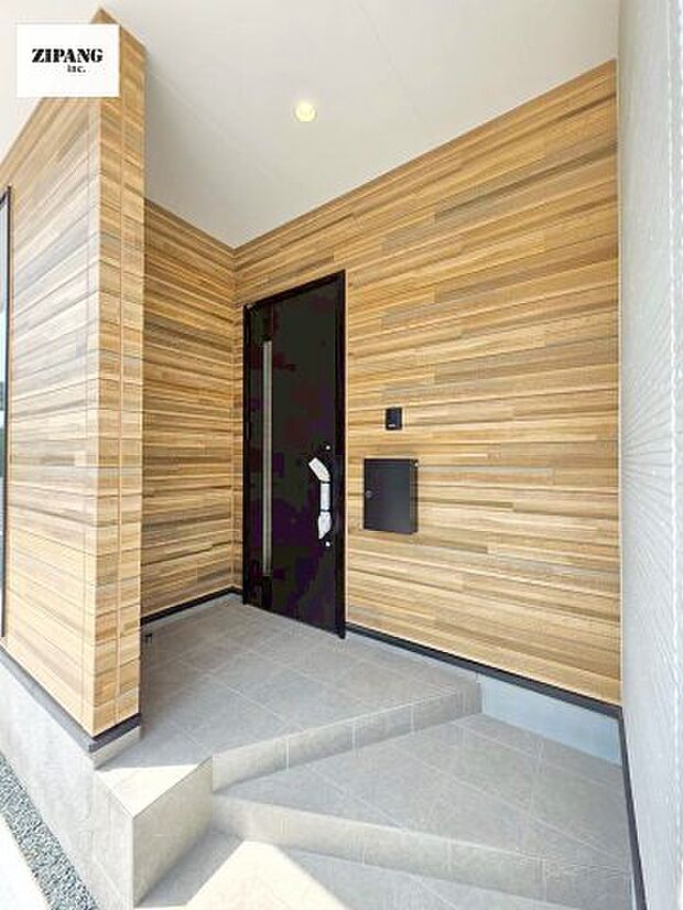 【玄関】【断熱玄関ドア】断熱性能にとって開口部の玄関はとても大事です。雨にぬれずに郵便物をとることができるポスト、テレビカメラ付きのインターホンがあります。