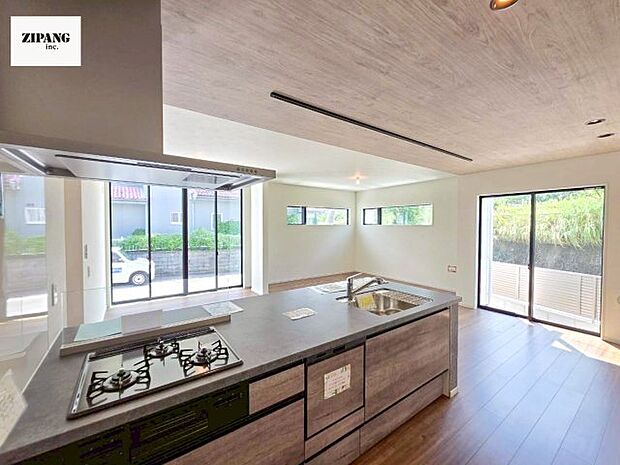 【キッチン】【キッチン】お子さまや家族と距離感近く料理が可能な対面式のシステムキッチンです。3口コンロのキッチンでお料理のレパートリーが増えそうです♪