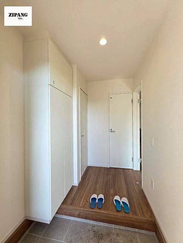 【玄関】【玄関】明るくすっきりした玄関が家族やお客さまを迎えてくれます。玄関タイルはお掃除しやすく清潔を保てます♪