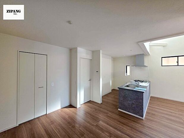 【居間・リビング】【リビング】将来的にプラス一部屋作れるよう間仕切り可能な設計になっています。