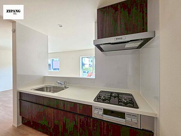 【キッチン】【キッチン】お子さまや家族と距離感近く料理が可能な対面式のシステムキッチンです。3口コンロのキッチンでお料理のレパートリーが増えそうです♪