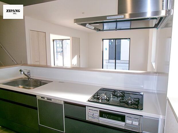 【キッチン】【キッチン】お子さまや家族と距離感近く料理が可能な対面式のシステムキッチンです。3口コンロのキッチンでお料理のレパートリーが増えそうです♪