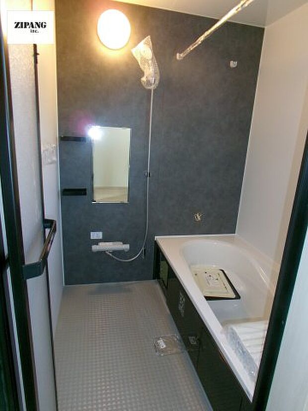 【風呂】【浴室】1坪タイプのお風呂。浴室暖房換気乾燥機付きで、雨の日の洗濯や冬の入浴を快適に過ごせます。