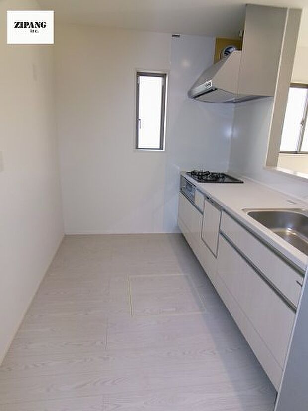 【キッチン】【キッチン】お子さまや家族と距離感近く料理が可能な対面式のシステムキッチンです。3口コンロのキッチンでお料理のレパートリーが増えそうです♪